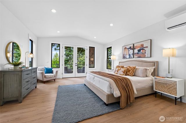 719 95th Avenue NE, Bellevue, WA 98004