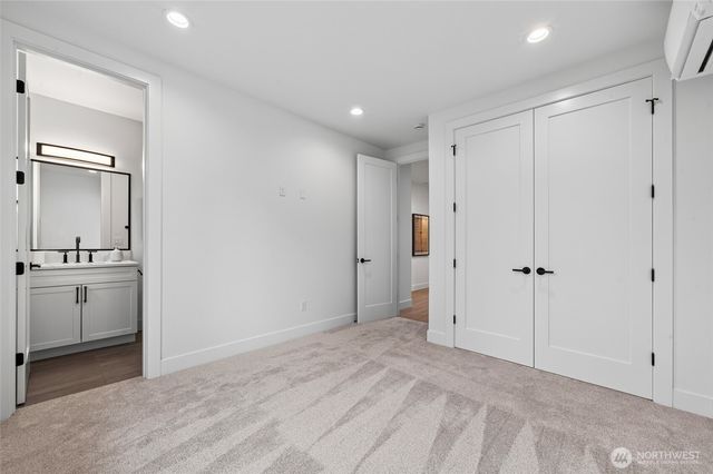 719 95th Avenue NE, Bellevue, WA 98004