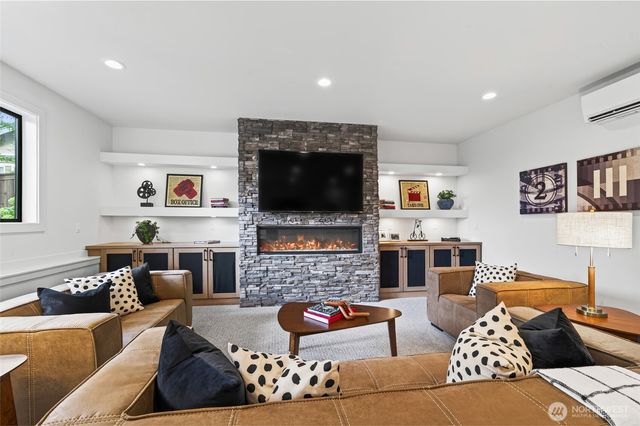 719 95th Avenue NE, Bellevue, WA 98004