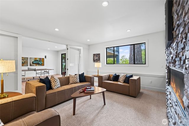 719 95th Avenue NE, Bellevue, WA 98004