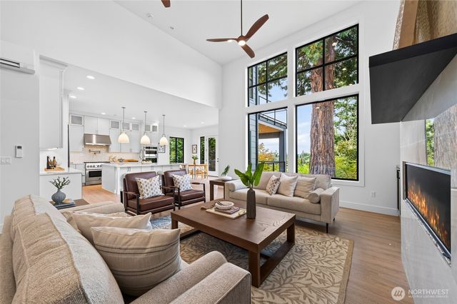719 95th Avenue NE, Bellevue, WA 98004