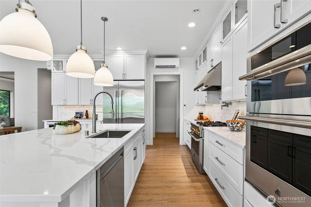719 95th Avenue NE, Bellevue, WA 98004