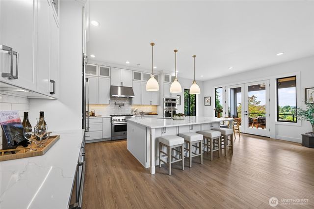 719 95th Avenue NE, Bellevue, WA 98004