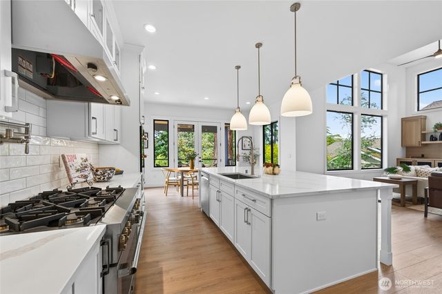 719 95th Avenue NE, Bellevue, WA 98004