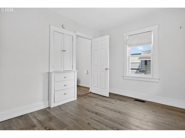 134 S 3RD St, St Helens, OR 97051