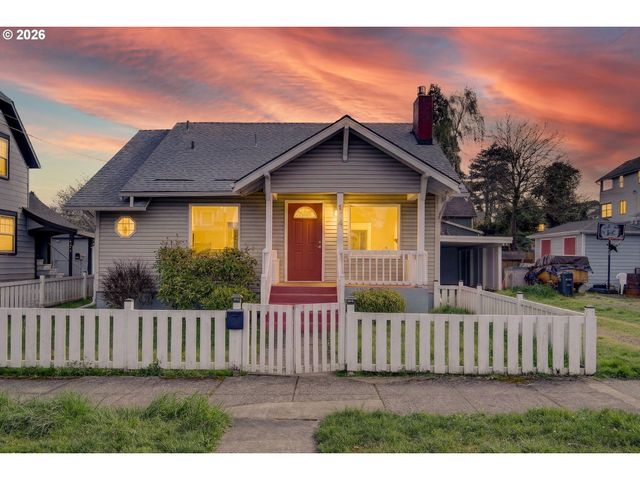 134 S 3RD St, St Helens, OR 97051