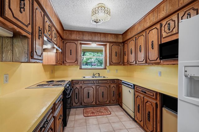 100 Mohican Trail, Lake Kiowa, TX 76240