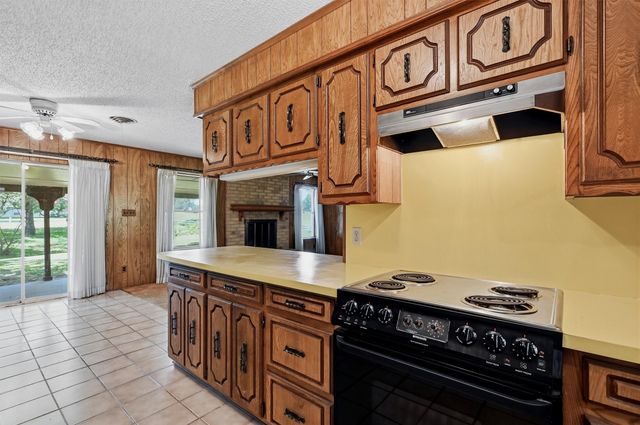 100 Mohican Trail, Lake Kiowa, TX 76240