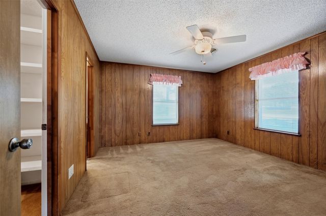 100 Mohican Trail, Lake Kiowa, TX 76240