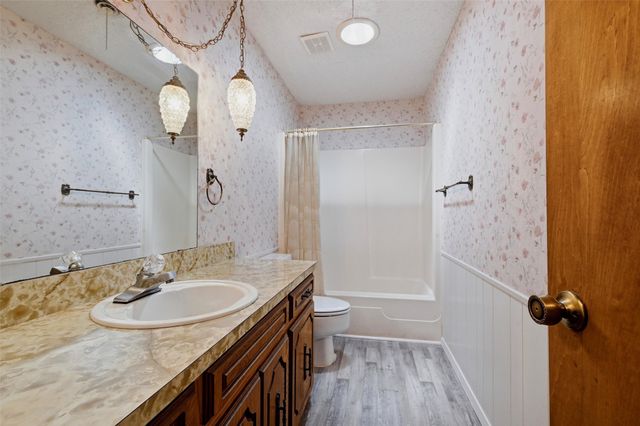 100 Mohican Trail, Lake Kiowa, TX 76240