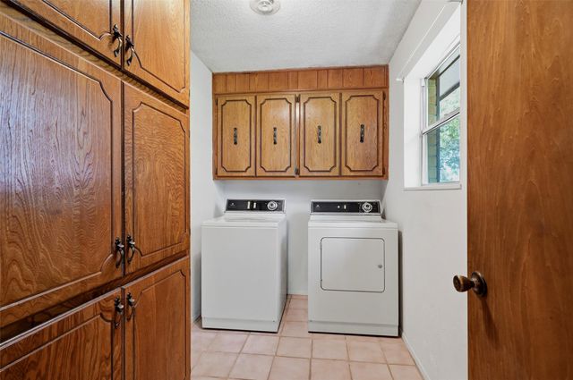 100 Mohican Trail, Lake Kiowa, TX 76240