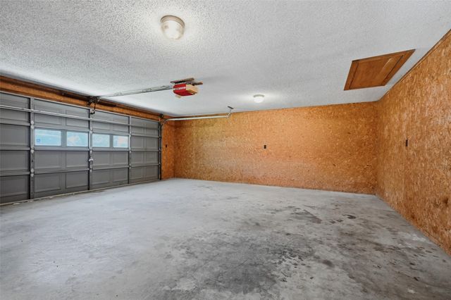 100 Mohican Trail, Lake Kiowa, TX 76240