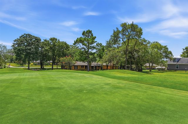 100 Mohican Trail, Lake Kiowa, TX 76240