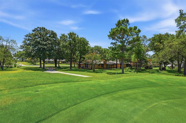 100 Mohican Trail, Lake Kiowa, TX 76240