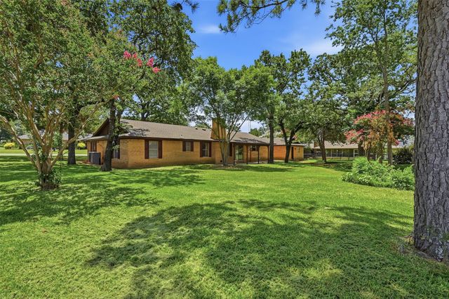 100 Mohican Trail, Lake Kiowa, TX 76240