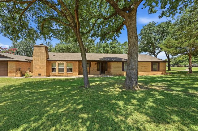 100 Mohican Trail, Lake Kiowa, TX 76240