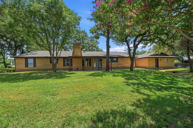 100 Mohican Trail, Lake Kiowa, TX 76240