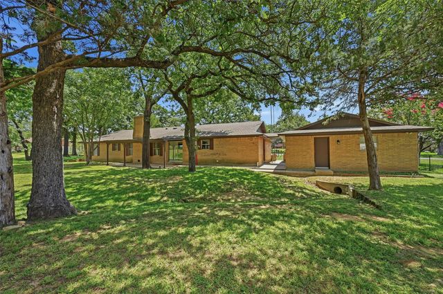 100 Mohican Trail, Lake Kiowa, TX 76240