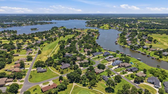 100 Mohican Trail, Lake Kiowa, TX 76240
