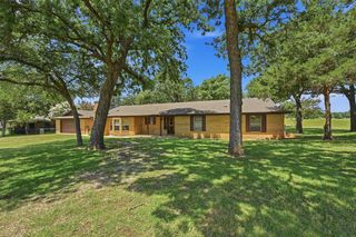 100 Mohican Trail, Lake Kiowa, TX 76240