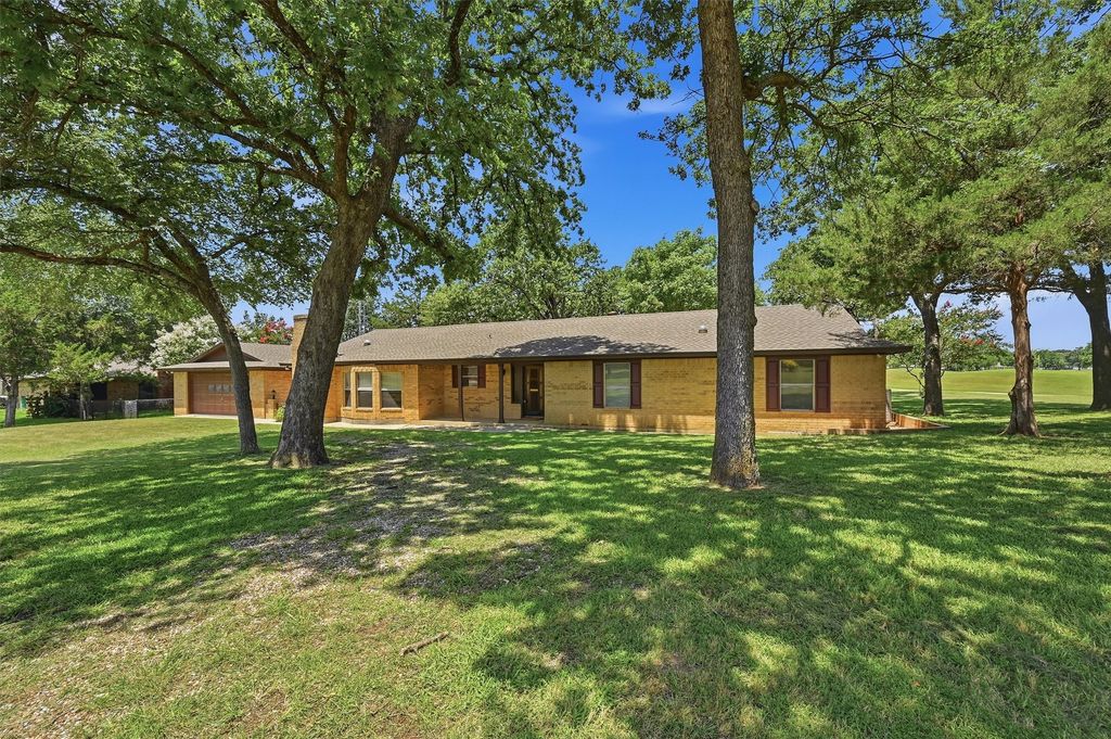 100 Mohican Trail, Lake Kiowa, TX 76240