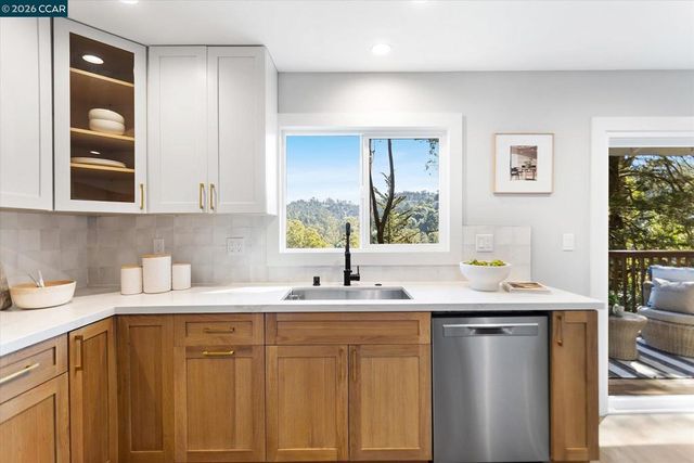 5924 Balboa Dr, Oakland, CA 94611