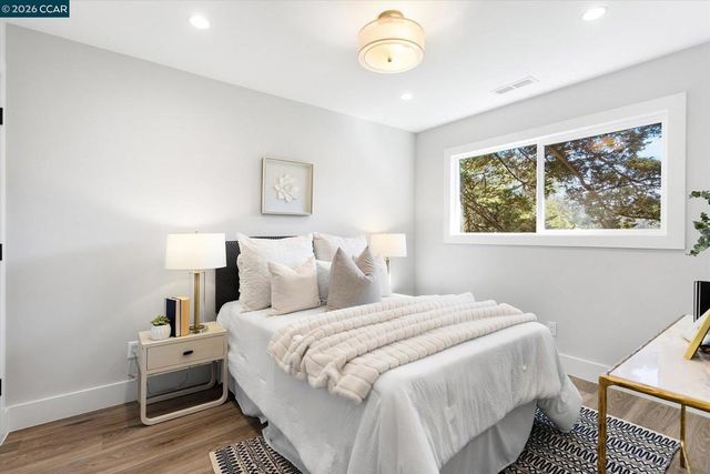5924 Balboa Dr, Oakland, CA 94611