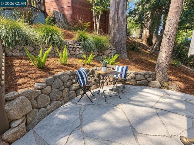 5924 Balboa Dr, Oakland, CA 94611
