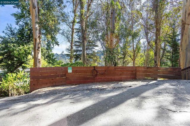 5924 Balboa Dr, Oakland, CA 94611