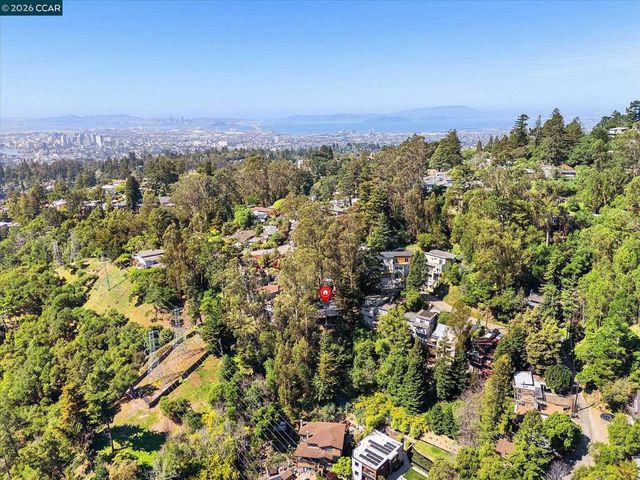 5924 Balboa Dr, Oakland, CA 94611