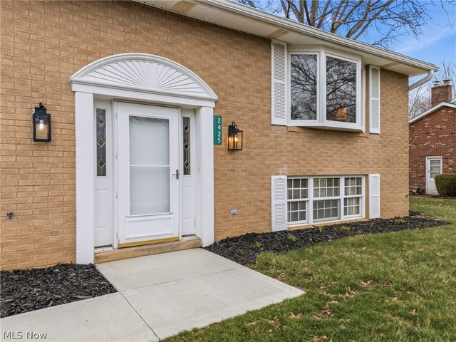 2425 Orchid Street NW, North Canton, OH 44720