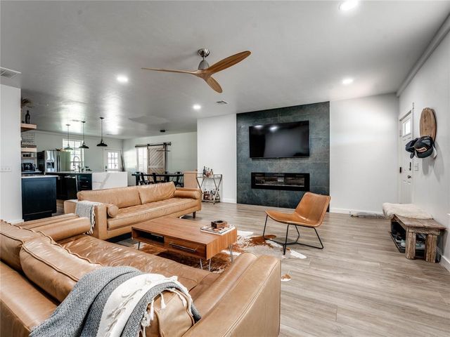 915 N Douglas Boulevard, Guthrie, OK 73044
