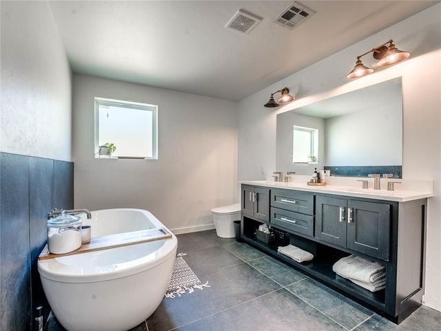 915 N Douglas Boulevard, Guthrie, OK 73044