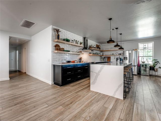 915 N Douglas Boulevard, Guthrie, OK 73044