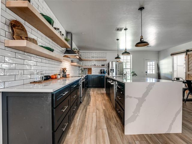 915 N Douglas Boulevard, Guthrie, OK 73044