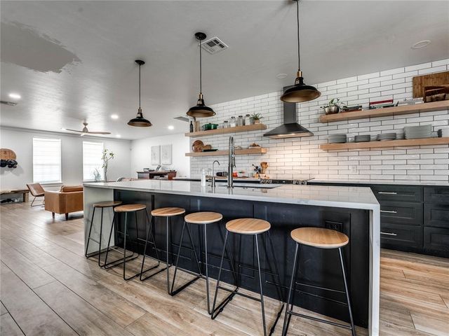 915 N Douglas Boulevard, Guthrie, OK 73044