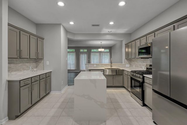 23 Alderon Woods Place, Spring, TX 77382