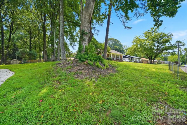 553 Derrydowne Drive, Charlotte, NC 28213
