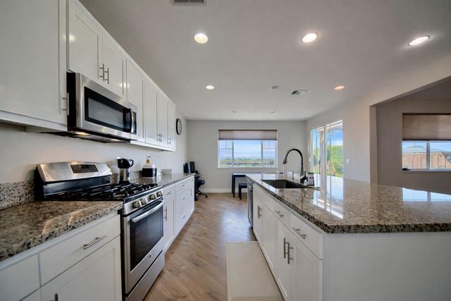 1080 Mariners Dr, Lathrop, CA 95330