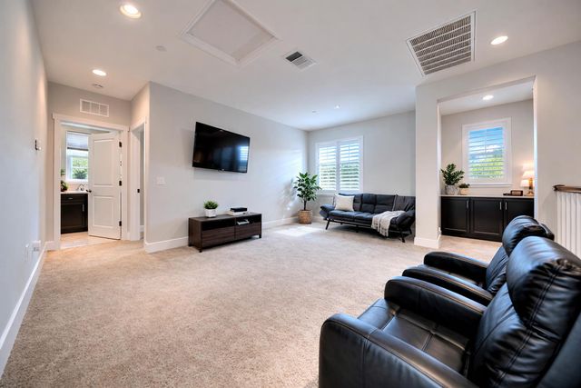 1080 Mariners Dr, Lathrop, CA 95330