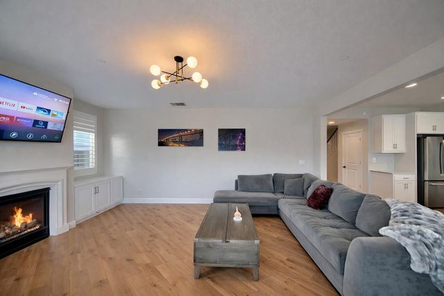 1080 Mariners Dr, Lathrop, CA 95330