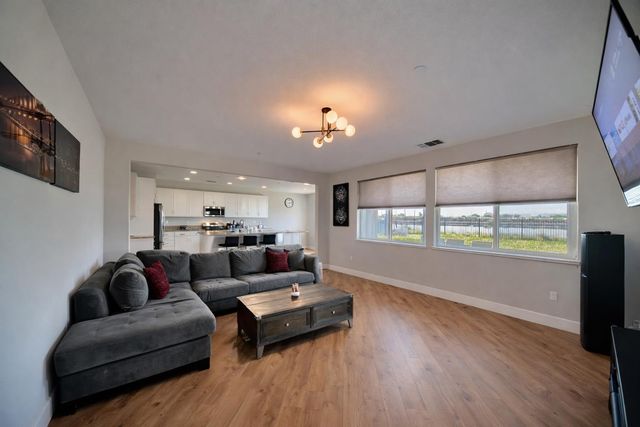 1080 Mariners Dr, Lathrop, CA 95330