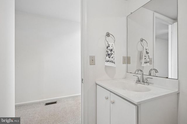 8 OROURKE CT, Newark, DE 19702