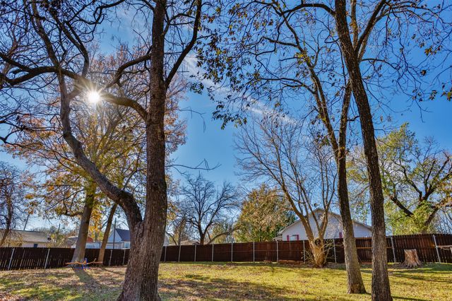 300 Thompson Street, Pottsboro, TX 75076