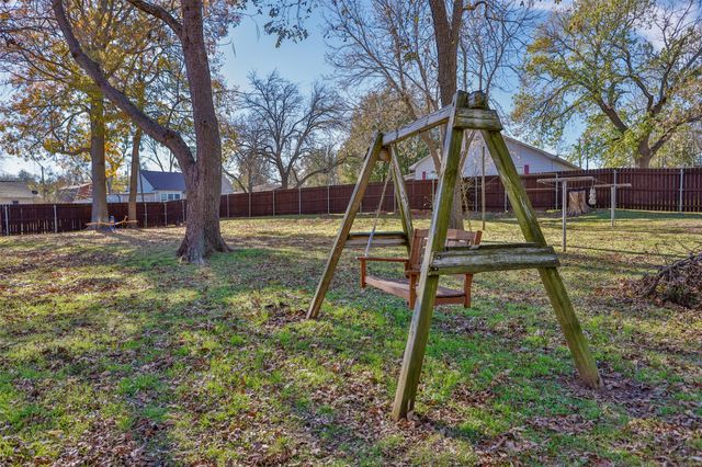 300 Thompson Street, Pottsboro, TX 75076
