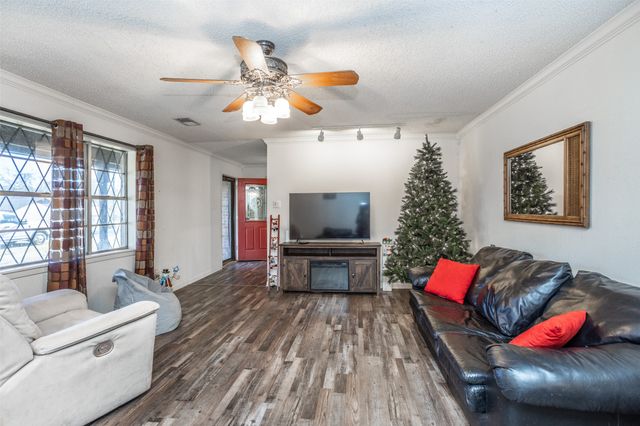 300 Thompson Street, Pottsboro, TX 75076