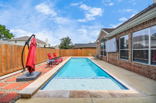 1917 Oak Shire Drive, Pearland, TX 77581