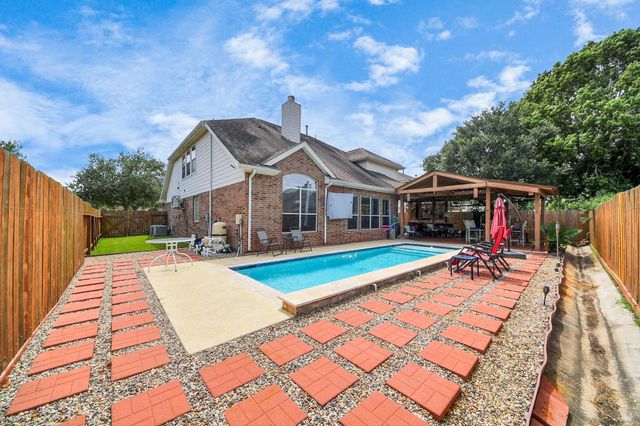 1917 Oak Shire Drive, Pearland, TX 77581