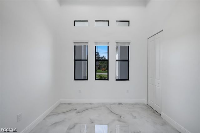 215 SW 37th LN, Cape Coral, FL 33914