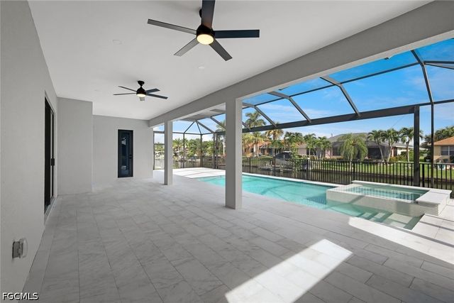 215 SW 37th LN, Cape Coral, FL 33914